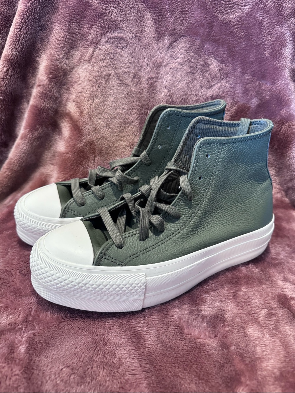 EUC Converse Chuck Taylor High-Top Platform - Size 6 (Women’s)